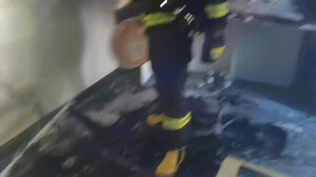 金沙威尼斯欢乐娱人城“高龄”空调“发火”卧室几乎烧光！赶紧自查→